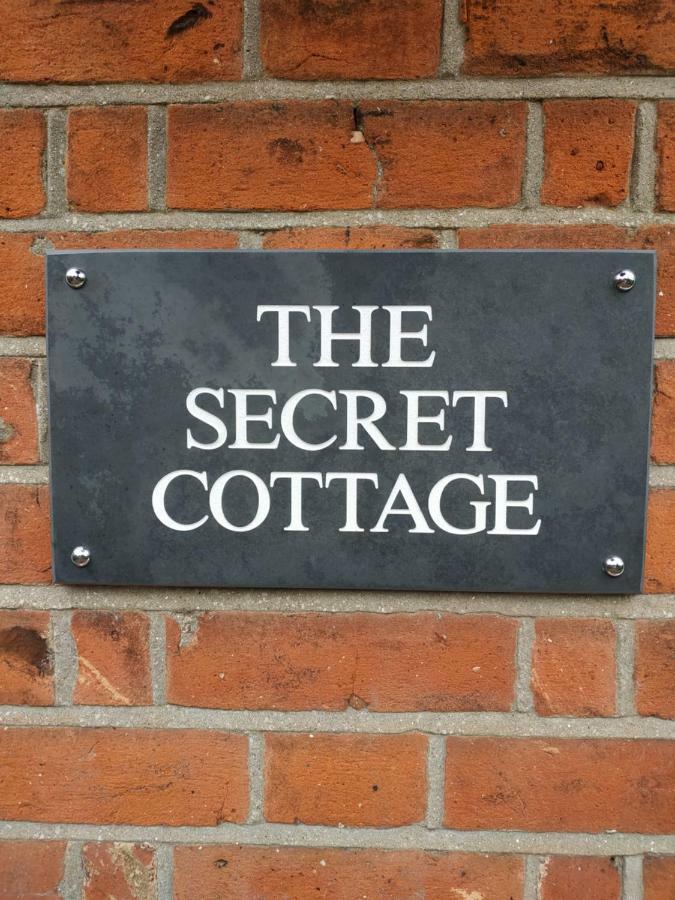 Secret Cottage, Wivenhoe - Charming, Cosy, Convenient & Quiet, 2 X Double Bed Period Cottage Plus Patio - 6 Min Walk Train, 2 Min Walk High Street Pubs, Restaurants, Shops Buitenkant foto
